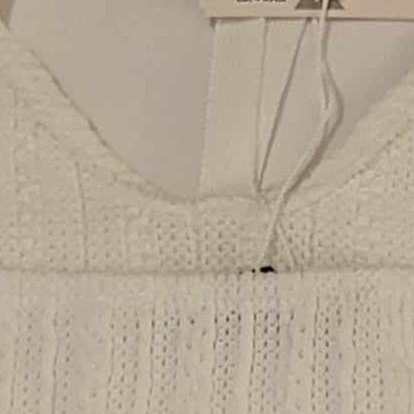 ZARA White V-neck - Double Cable Knit Crop Top Perfect for Spring and Summer - Picture 3 of 4
